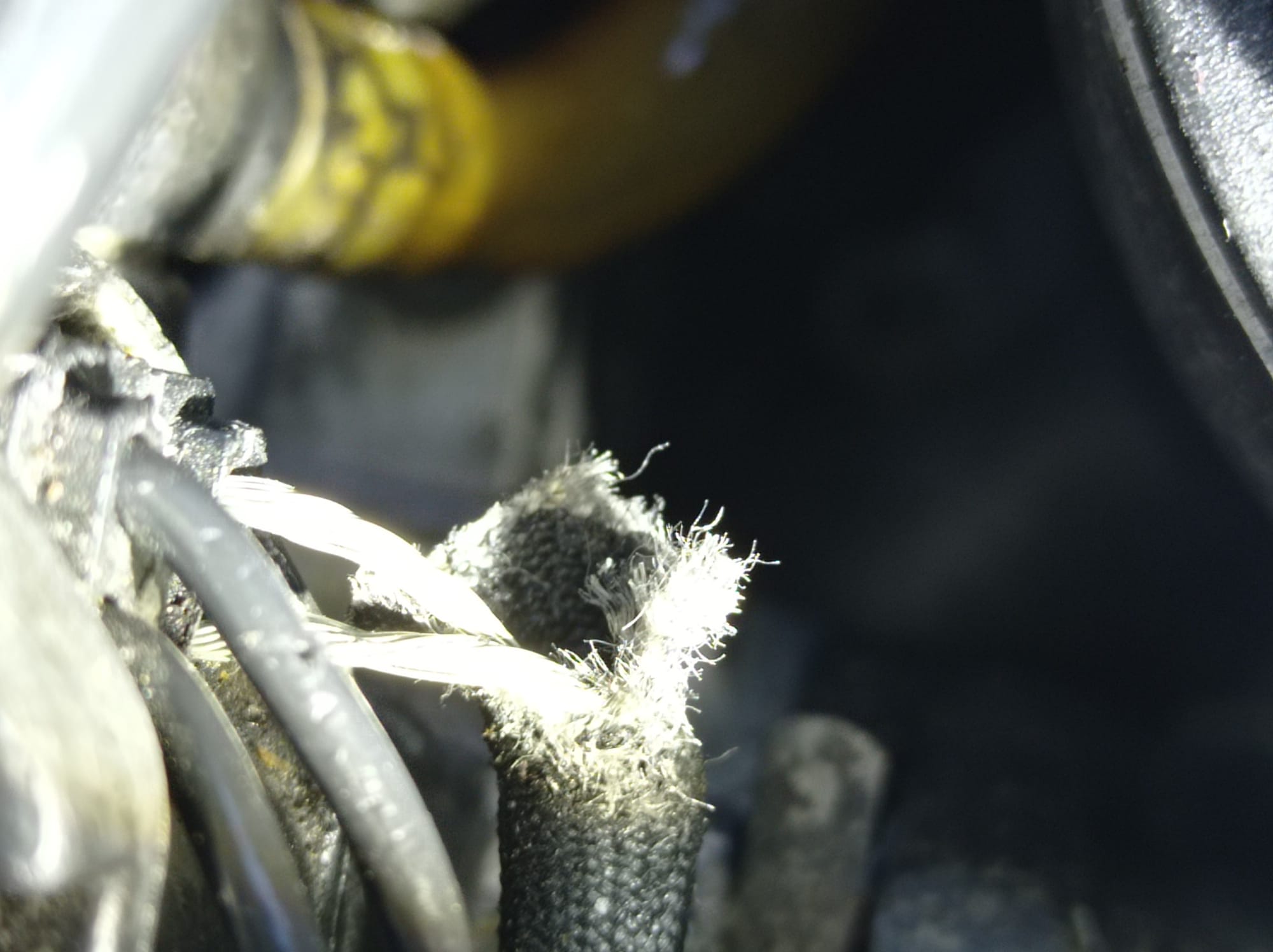 Zde je videt lankove draty k predsuvniku. Cerpadlo je repas, ale stare 11 let.